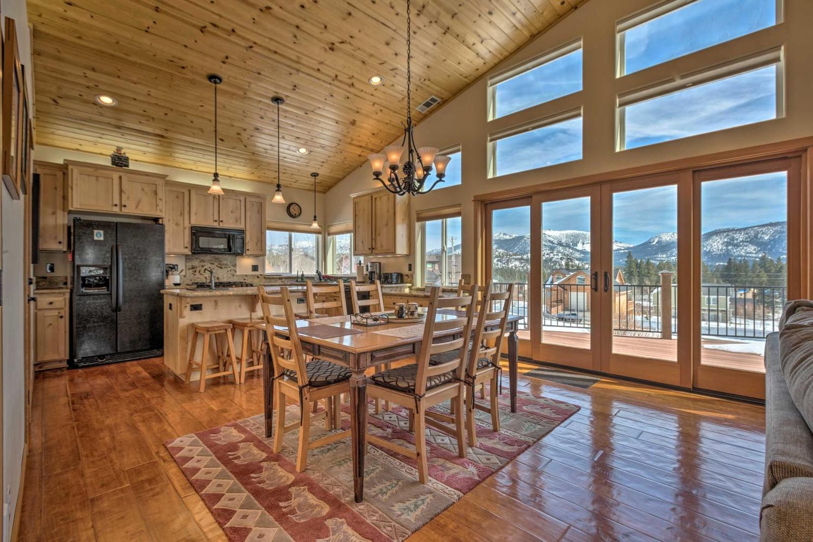 South Lake Tahoe Retreat with BBQ and Mtn-View Deck! Main image 1